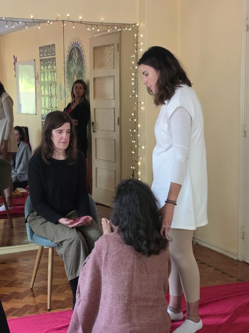 Mulheres em cena durante um exercício de teatro